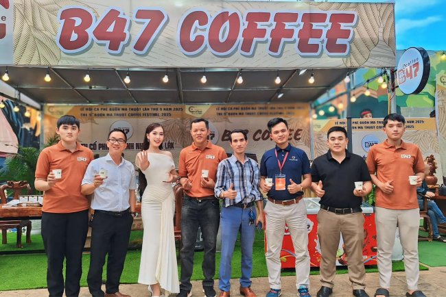 Hoa hậu Đinh Thị Hoa Check-in tại Gian hàng B47 Coffee - Đại sứ Truyền thông Lễ hội Cà phê Buôn Ma Thuột 2025