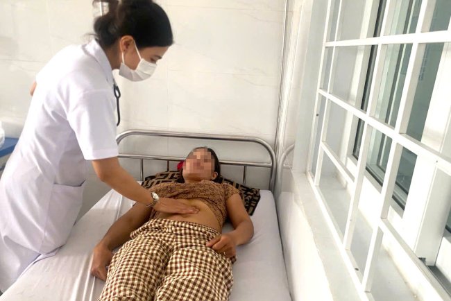 Hàng chục người nhập viện sau khi ăn bánh mì