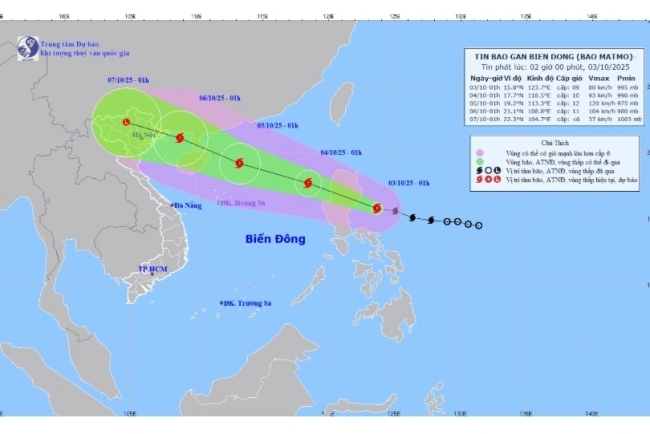Bão Matmo giật cấp 13 đang hướng vào Biển Đông