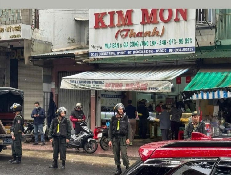 Công an kiểm tra cửa hàng vàng bạc Kim Môn ở Đắk Lắk